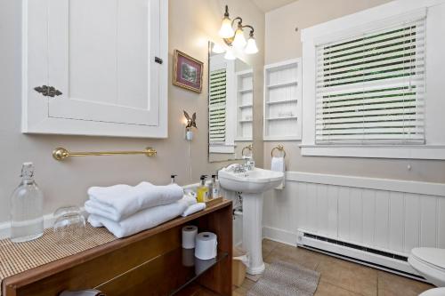 Mountain Meadows Inn & Chalet Suites - 화장실