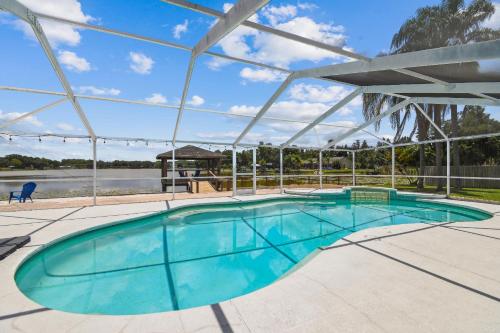 Lake House Westchase area. Heated Pool Waterfront! in Tampa, USA