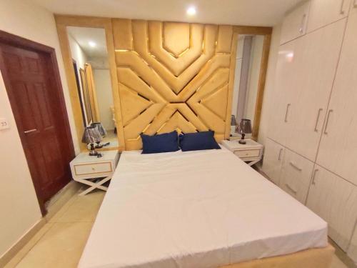 Luxurious & Comfy 1BHK Apartment Wifi & SmartTV. - image 2