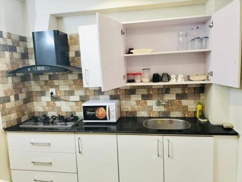 Luxurious & Comfy 1BHK Apartment Wifi & SmartTV. - main image
