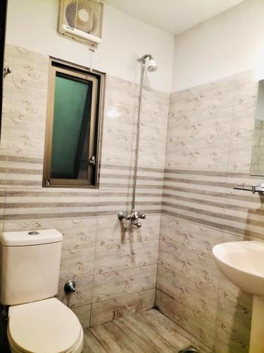 Luxurious & Comfy 1BHK Apartment Wifi & SmartTV. - image 7