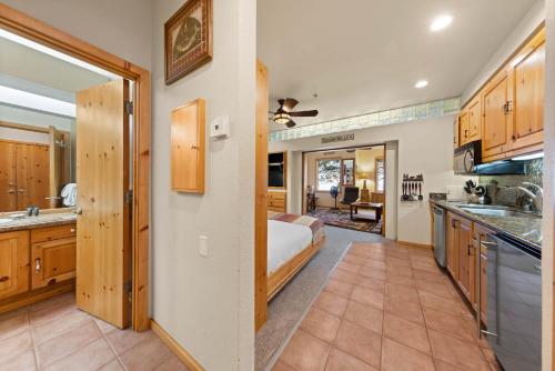 Palisades Tahoe Lodge Rentals Premium Studio #243 image