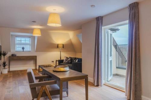 2BR Luxury Penthouse, Cinema Room, Private Parking - By Tempstay, Windsor (photo 4)