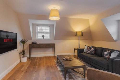 2BR Luxury Penthouse, Cinema Room, Private Parking - By Tempstay, Windsor (photo 5)