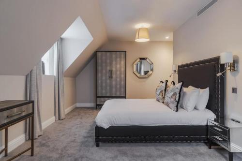 2BR Luxury Penthouse, Cinema Room, Private Parking - By Tempstay, Windsor (photo 7)