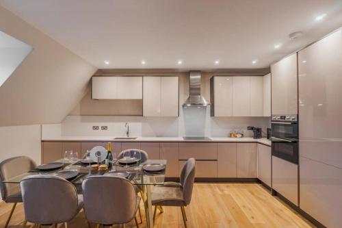 2BR Luxury Penthouse, Cinema Room, Private Parking - By Tempstay, Windsor (photo 9)