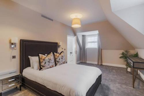 2BR Luxury Penthouse, Cinema Room, Private Parking - By Tempstay, Windsor (photo 11)