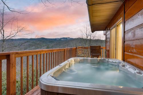 Thunder Mountain by AvantStay Views Hot Tub in Pittman Center, USA