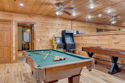 Thunder Mountain by AvantStay Views Hot Tub in Pittman Center, USA