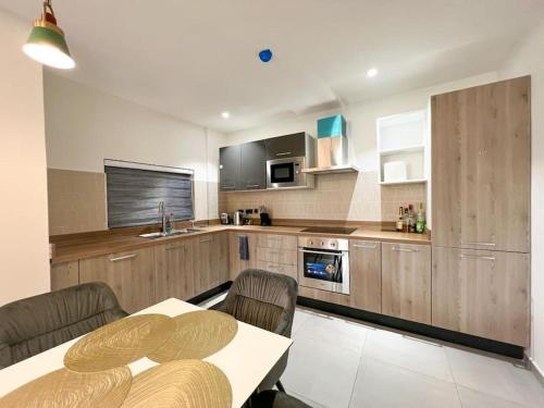 Stylish & Luxury Two Bed Apartment, Accra (photo 3)