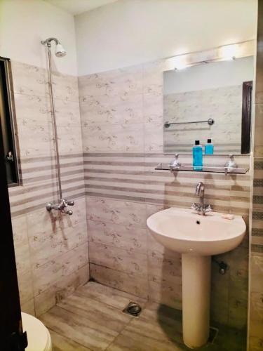 Luxurious & Comfy 1BHK Apartment Wifi & SmartTV. - image 4