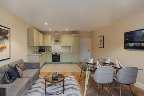 Castle Views - 2 Bed 2 Bath - Free Parking - By Tempstay, Windsor
