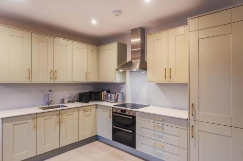 Castle Views - 2 Bed 2 Bath - Free Parking - By Tempstay, Windsor (zdjęcie 5)