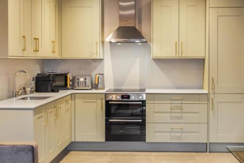 Castle Views - 2 Bed 2 Bath - Free Parking - By Tempstay, Windsor (zdjęcie 6)