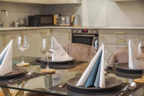 Castle Views - 2 Bed 2 Bath - Free Parking - By Tempstay, Windsor (zdjęcie 9)