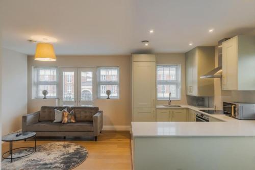 Chic 2 Bed Flat - Balcony - Allocated Parking - By Tempstay, Windsor