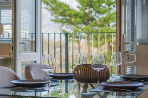 Chic 2 Bed Flat - Balcony - Allocated Parking - By Tempstay, Windsor (fotografie 6)