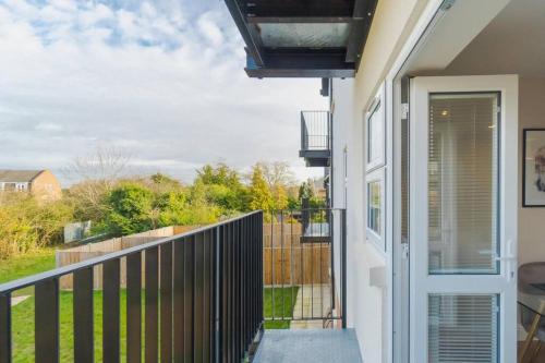 Chic 2 Bed Flat - Balcony - Allocated Parking - By Tempstay, Windsor (fotografie 7)