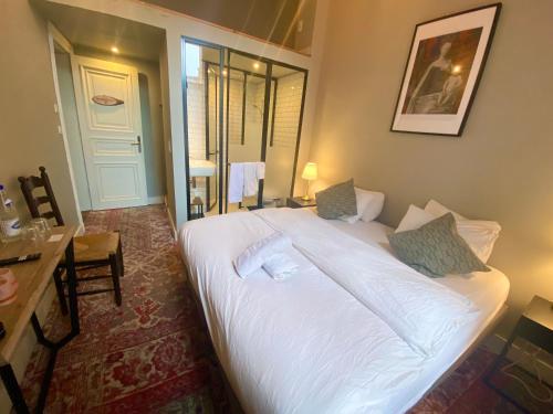 Double or Twin Room with City View image 4