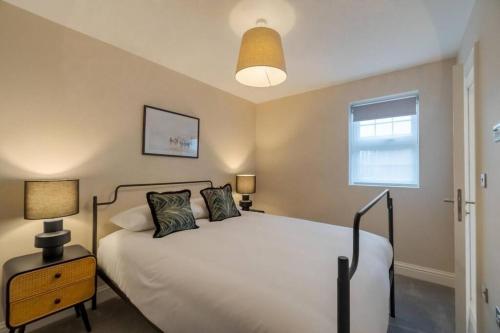 Stylish 2 Bed 2 Bath Apartment - Allocated Parking - By Tempstay, Windsor (photo 2)