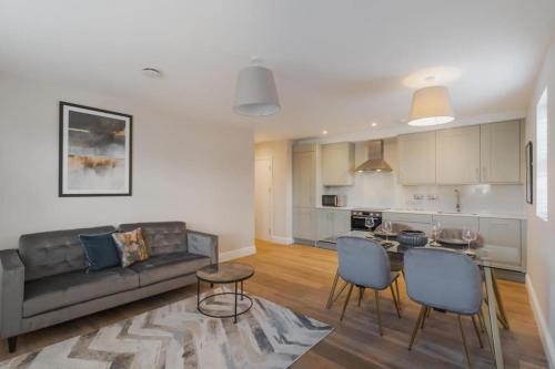 Stylish 2 Bed 2 Bath Apartment - Allocated Parking - By Tempstay, Windsor (photo 5)