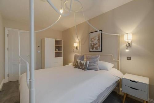 Stylish 2 Bed 2 Bath Apartment - Allocated Parking - By Tempstay, Windsor (photo 7)