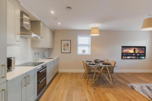 Stylish 2 Bed 2 Bath Apartment - Allocated Parking - By Tempstay, Windsor (photo 8)