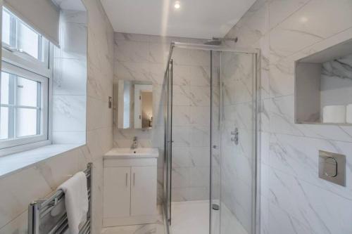 Stylish 2 Bed 2 Bath Apartment - Allocated Parking - By Tempstay, Windsor (photo 9)