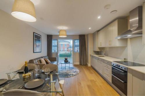 Modern 2 Bed Apartment - Allocated Parking - By Tempstay, Windsor