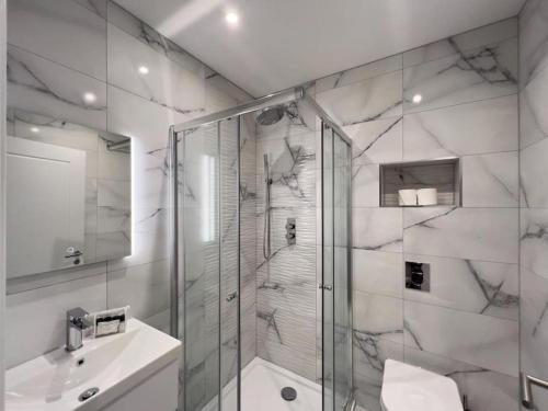 Modern 2 Bed Apartment - Allocated Parking - By Tempstay, Windsor (photo 3)