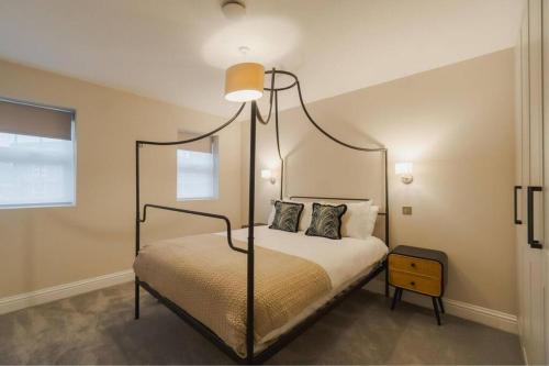Modern 2 Bed Apartment - Allocated Parking - By Tempstay, Windsor (photo 5)