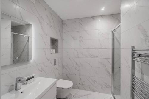 Modern 2 Bed Apartment - Allocated Parking - By Tempstay, Windsor (photo 6)