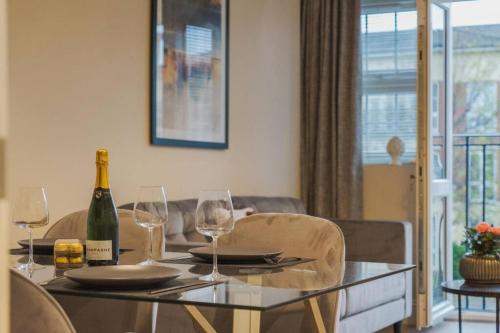 Modern 2 Bed Apartment - Allocated Parking - By Tempstay, Windsor (photo 10)