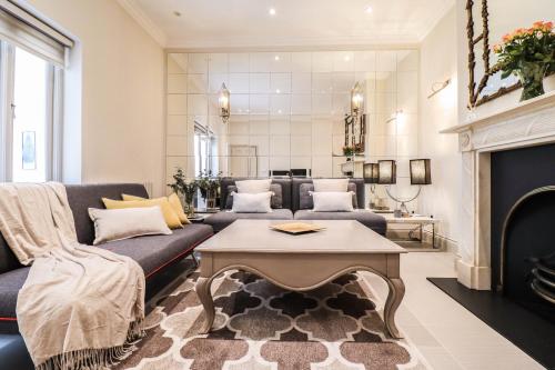 Elegant One-Bedroom! Kensington Flat with Patio, Londyn
