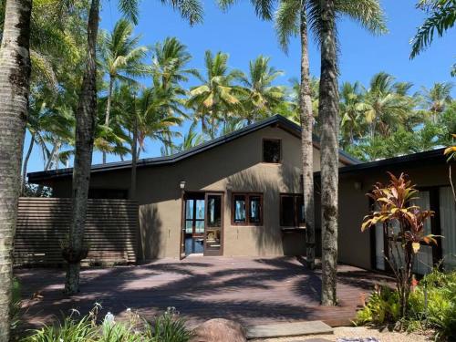 BALA Beach House on ABSOLUTE Beachfront in Newell Beach
