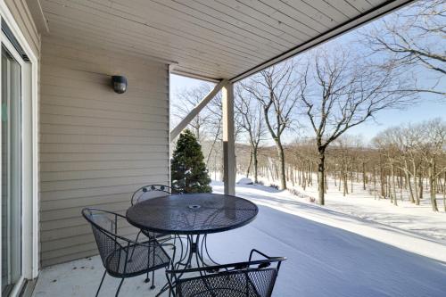 Cozy Condo with Patio 1 Mi to Wintergreen Resort! in Mount Torry Furnace, USA