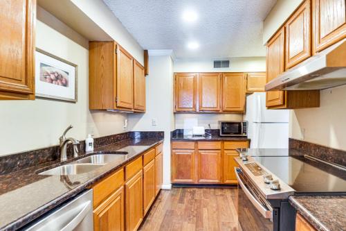 Cozy Condo with Patio 1 Mi to Wintergreen Resort! in Mount Torry Furnace, USA