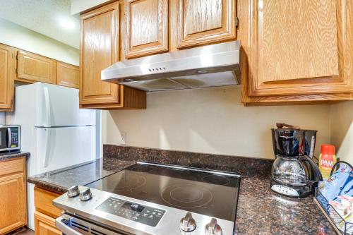 Cozy Condo with Patio 1 Mi to Wintergreen Resort! in Mount Torry Furnace, USA