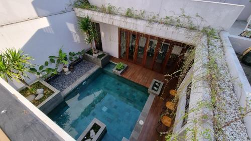 B&B Bandung - Namdur Villa Sariwangi - Tropical Villa in Bandung With Private Pool - Bed and Breakfast Bandung