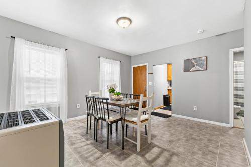 Facilities, Sleeps 5 near ferry, train to Boston and downtown 3br apartment in New Bedford (MA)