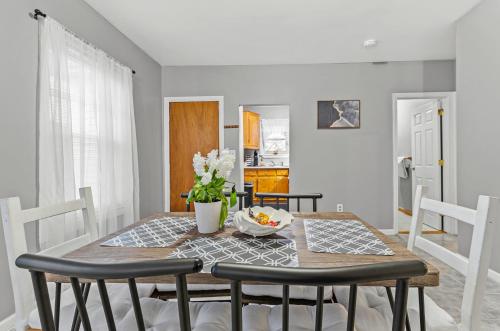 Facilities, Sleeps 5 near ferry, train to Boston and downtown 3br apartment in New Bedford (MA)