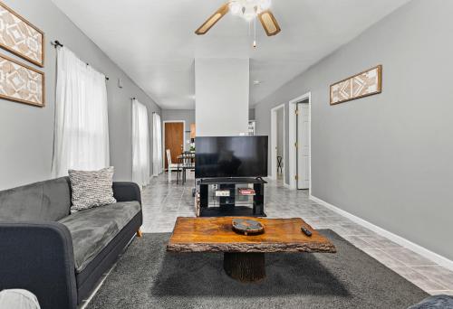 Sleeps 5 near ferry, train to Boston and downtown 3br apartment in New Bedford (MA)