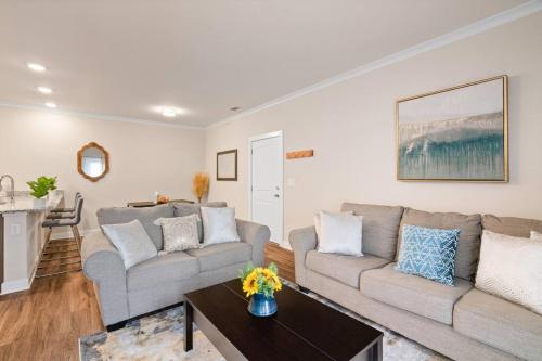 . Vibrant 2beds /2baths Casa
