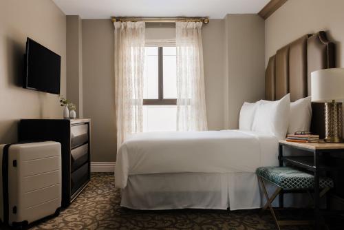 Queen Room with Bath Tub - Disability Access image 6