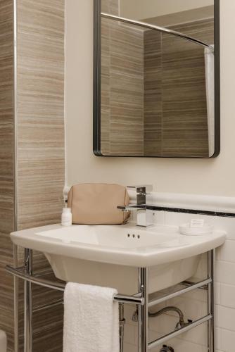 Queen Room with Bath Tub - Disability Access image 4