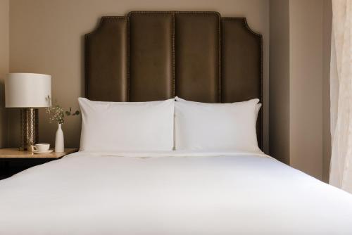 Superior Queen Room image 6