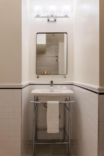 Superior King Room image 8