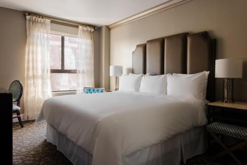 Superior King Room image 9