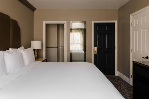 Superior King Room image 5