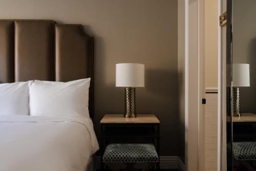 Superior King Room image 6